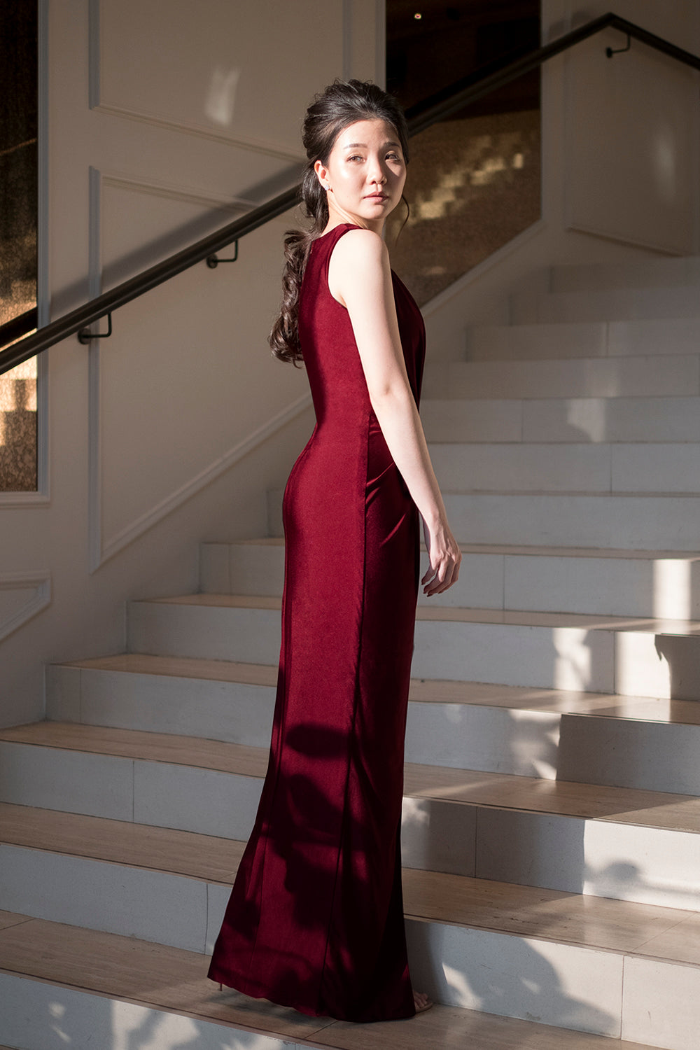 model in burgundy sleeveless v neck spandex event dress